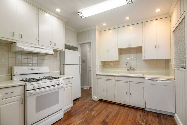 Building Photo - 3 bedroom 2 bathroom house