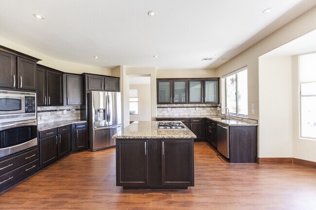 Building Photo - Rhodes Ranch Golf Course View