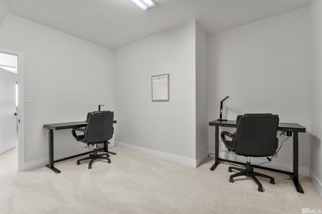 Building Photo - 3400 Southampton Dr