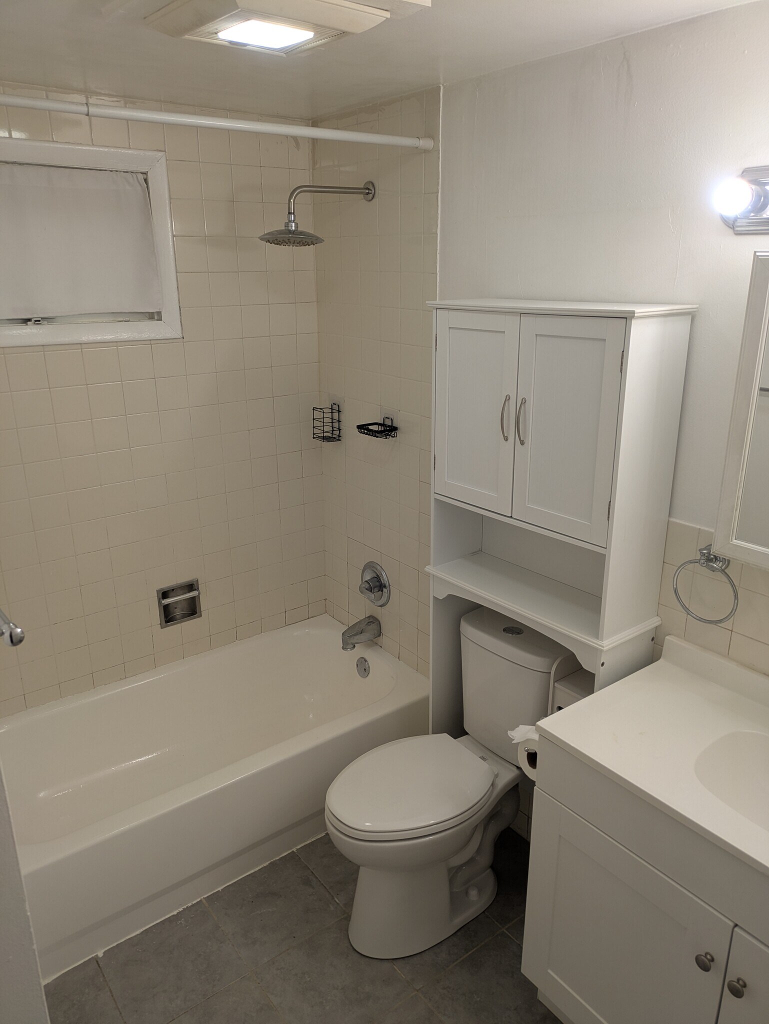 bathroom - 906 N Division Ave