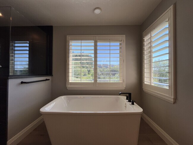 Building Photo - Elegant South Cooper Mountain Home with 4 Bedrooms, Bonus Room, Main-Level Suite & Designer Finishes