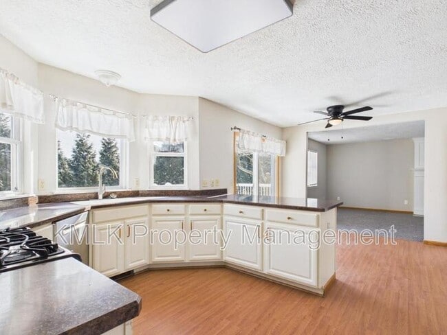 Building Photo - 411 Treeview Dr