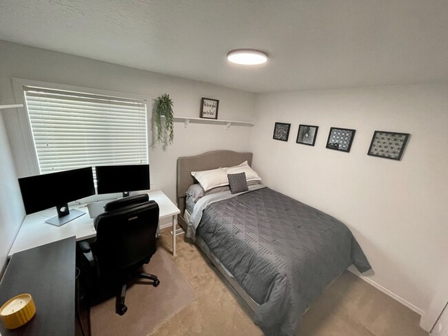 Building Photo - 3 Bed 2 Bath Furnished Townhome in Boise!