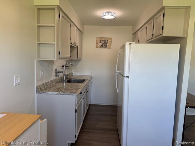 Building Photo - 204 Princeton Dr