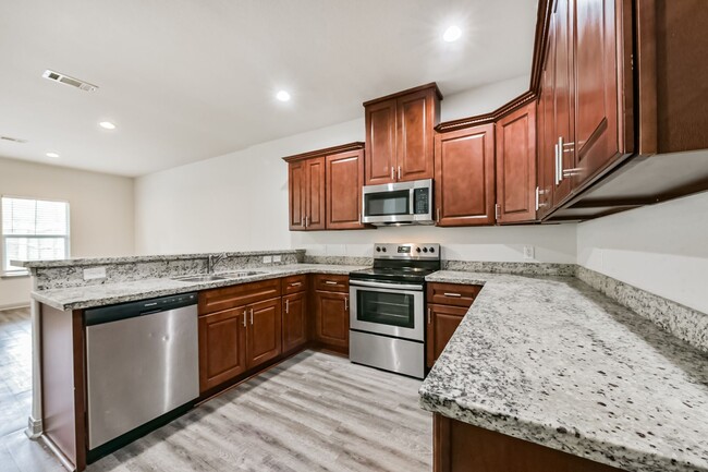 Building Photo - 914 Shady Ln