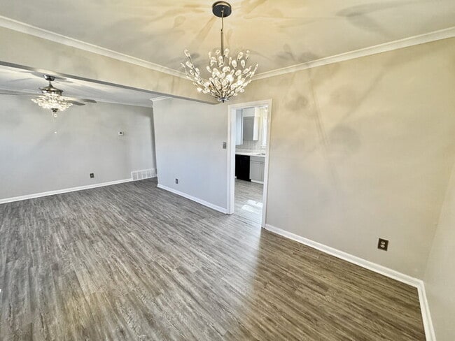 Building Photo - 954 E Holmes Rd