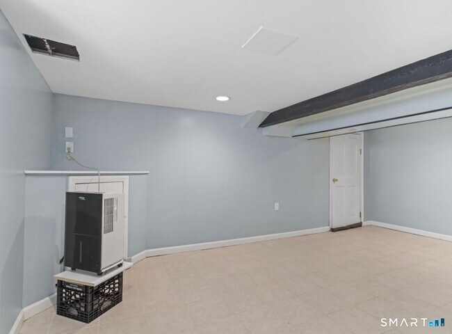 Building Photo - 709 Tunxis Hill Rd