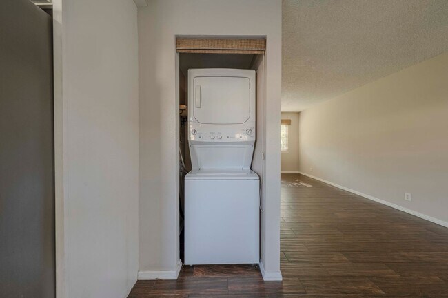 Building Photo - Bright & Airy 2-Bedroom End Unit Townhome