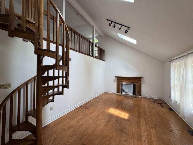 Building Photo - 102 Ravenwood Pl