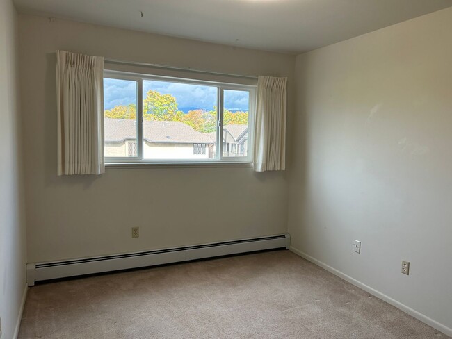 Building Photo - 2 Bed, 1 Bath Apartment at Lynnwood - Beautiful Views!!