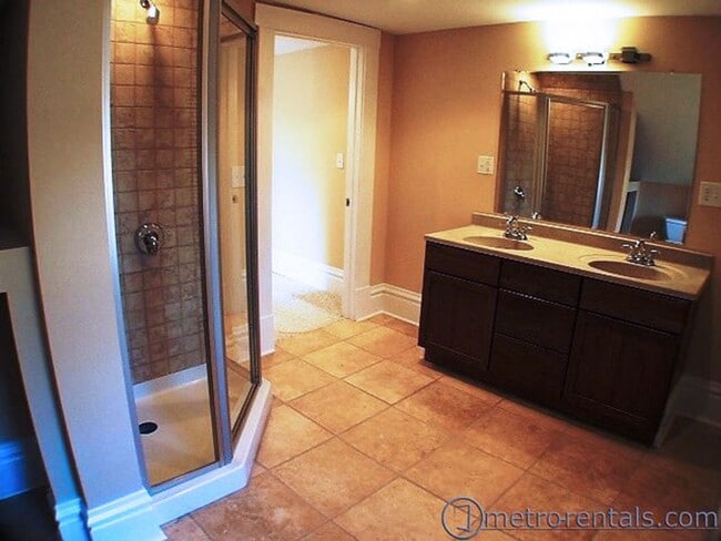 Building Photo - 264 E Kossuth St