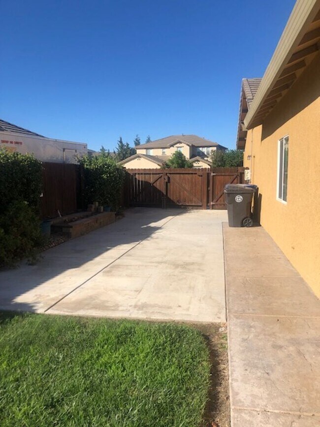 Building Photo - Beautiful Manteca Home in Quiet Neighborhood