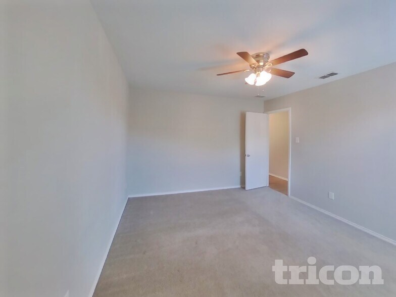 Building Photo - 528 Shell St