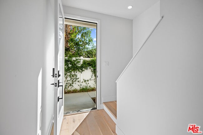 Building Photo - 3232 S Barrington Ave