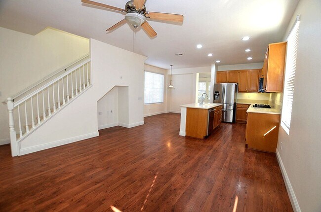 Building Photo - 4Br/3-1/2 bathroom Home