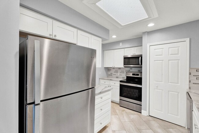 Building Photo - Welcome Home, Newly Remodeled Condo