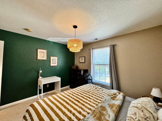 Building Photo - First-Time Rental Near The Beaches! Available 08-14-26 - Attached Garage - Fenced Yard - Pet Frie...