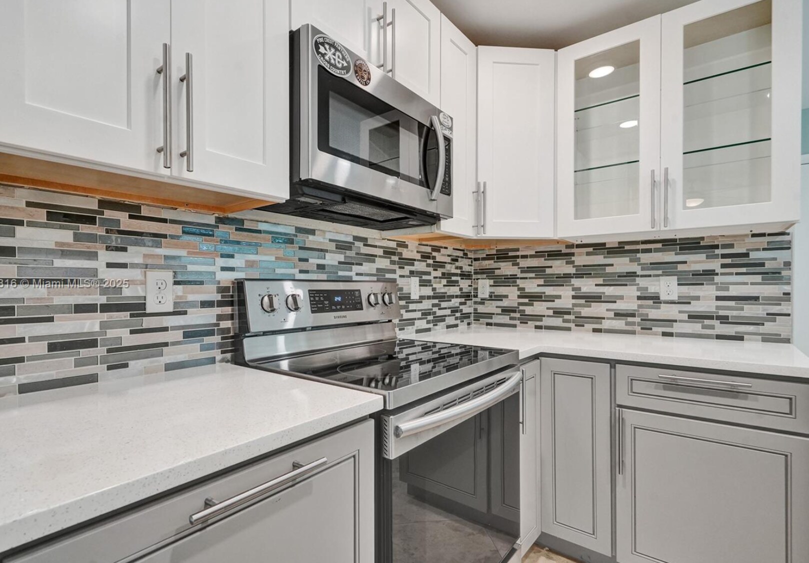 Building Photo - 8820 Woodside Ct
