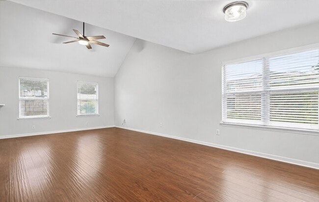 Building Photo - 6 Thicket Grove Pl