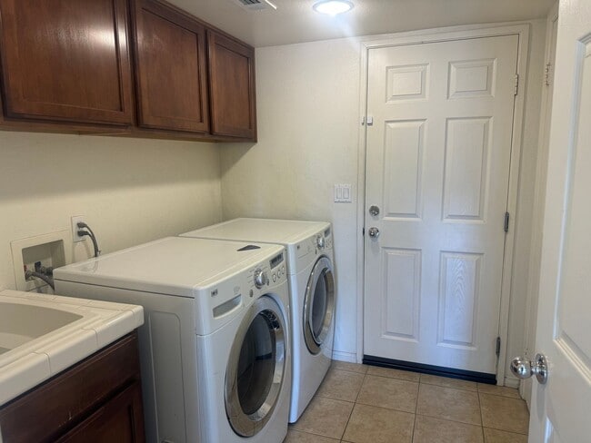 Building Photo - ONE MONTH FREE RENT! Beautiful 4 bedroom, ...