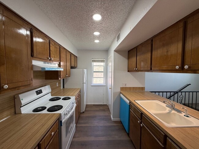 Building Photo - 313 Innsdale Terrace