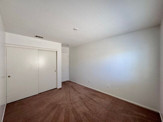 Building Photo - Beautiful Two Story 5 bedroom Home in the ...