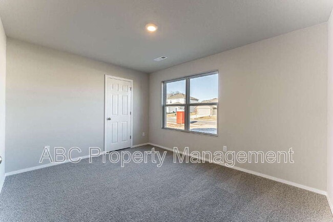 Building Photo - 4405 SW Sackett Ave