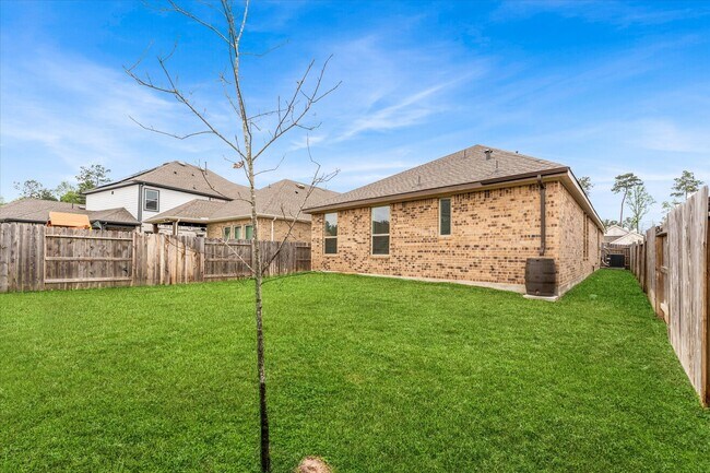Building Photo - 15520 Maple