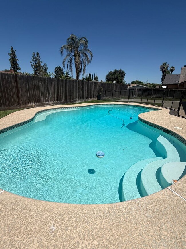 Building Photo - Stunning 4 bedroom, 2 bathroom with a Pool and Solar