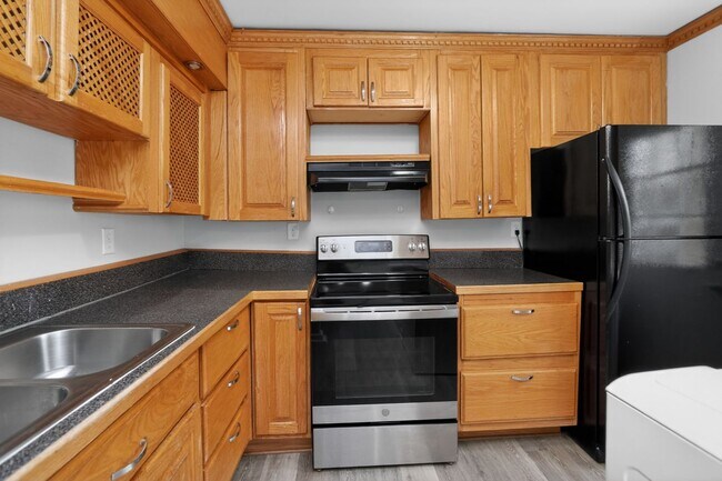 Building Photo - 3 Bedroom End Unit Townhouse in Culpeper