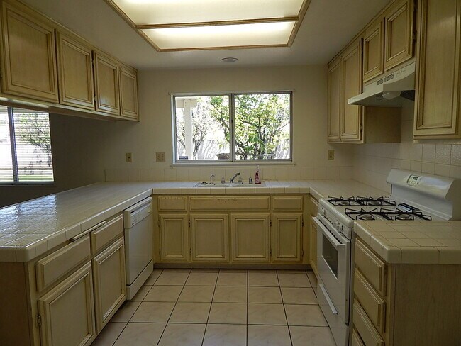 Building Photo - 20410 Mesa Oak Dr