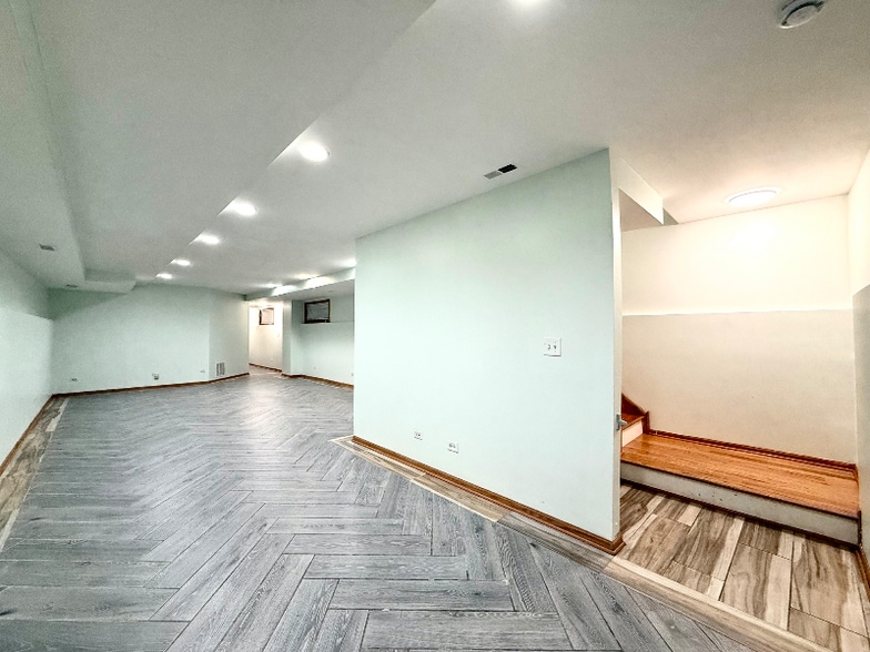 Building Photo - 2707 W Warren Blvd