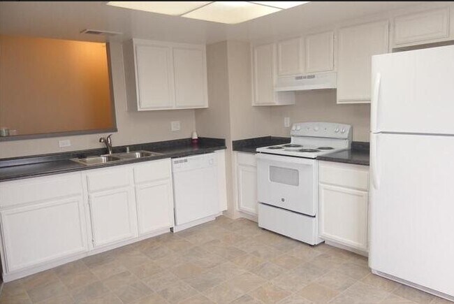 Building Photo - 1654 Justin Cir
