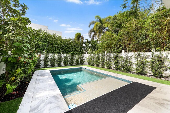 Building Photo - 813 NE 17th Terrace