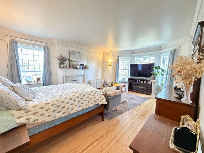 Building Photo - Beautiful 4 Bedroom/2 Bathroom Second Floor Apartment in East Duluth Mansion with Utilities Inclu...