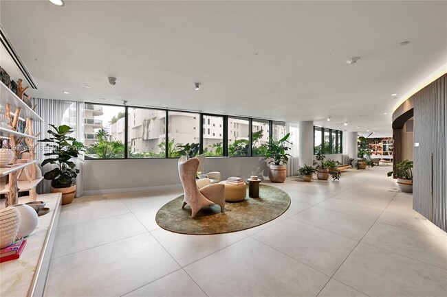 Building Photo - 700 NE 24th St