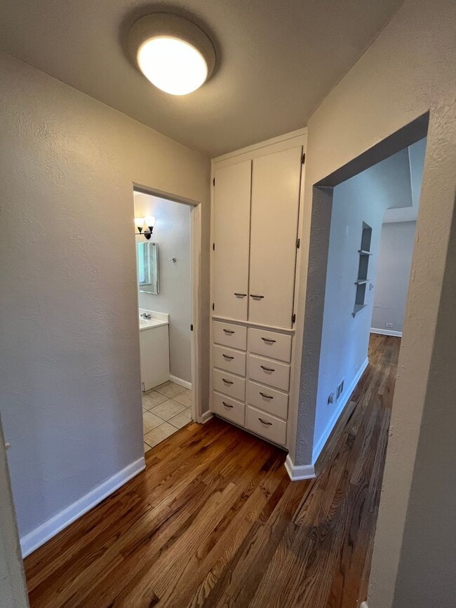Building Photo - 2-Bed 1-Bath Duplex In Denver's University...