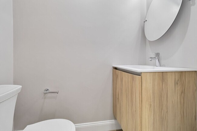 Building Photo - 192 Main St