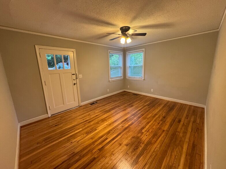 Building Photo - 28 Hollywood Ct