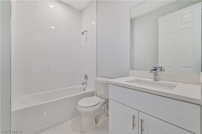 Building Photo - Gorgeous custom built 3/2/1 water front si...