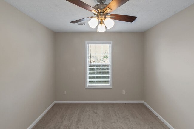 Building Photo - BEAUTIFUL 3 BEDROOM / 2 BATH HOME WITH PRIVACY FENCE!