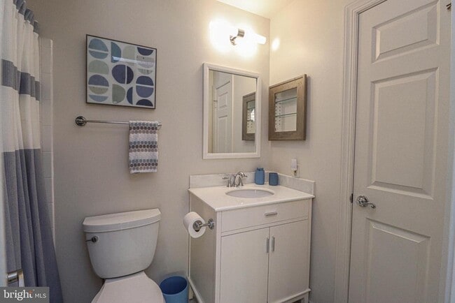 Building Photo - 1596 N Colonial Terrace