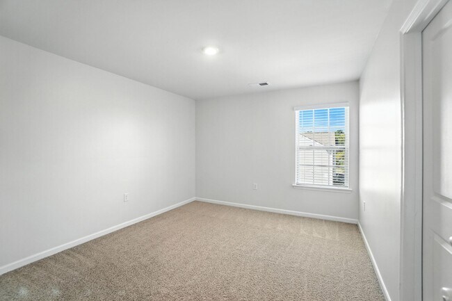 Building Photo - Stunning home, Move-in Ready!