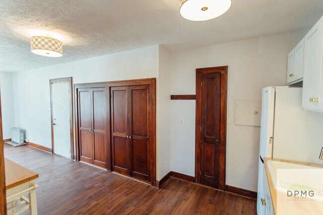 Building Photo - 117 S Hosmer St