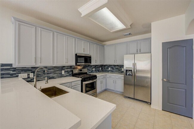 Building Photo - 14018 White Oak Gardens Dr