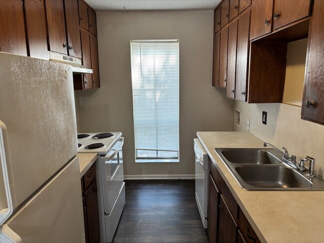 Building Photo - 2 bed/1.5 bath unit close to Hallmark Park and Hulen Mall