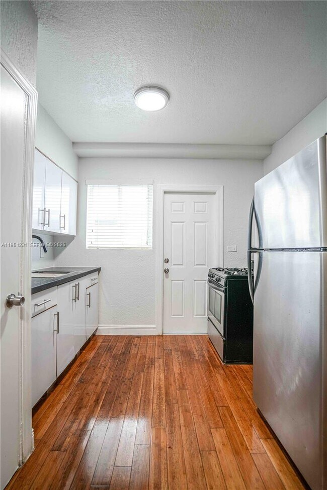 Building Photo - 7325 Carlyle Ave