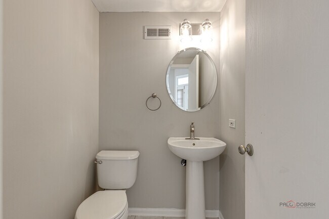 Building Photo - 708 Valley View Ct