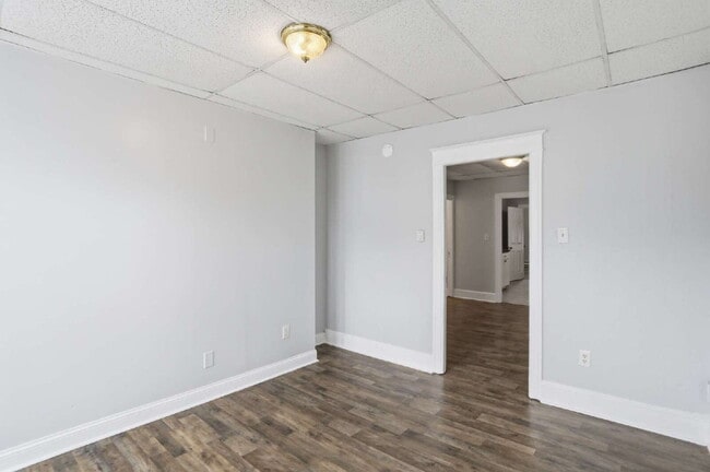 Building Photo - Welcome home to this newly renovated 2 bedroom top floor apartment