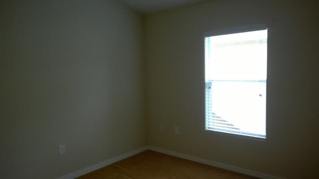 Building Photo - Spacious 3 Bed, 2.5 Bath Townhome with 2-C...